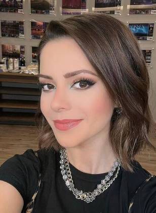Sandy, que está no centro das atenções após anunciar o fim do relacionamento de 24 anos com Lucas Lima, tem 40 anos e com frequência vira assunto nas redes sociais por aparentar ter menos idade. Em março deste ano, a artista foi criticada por esse motivo. Um vídeo em que ela mostra o cabelo com aplique viralizou devido à aparência da cantora. 