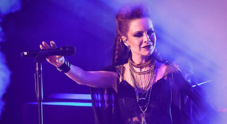 Sandy canta em festa a fantasia em São Paulo