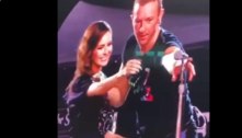 Com Sandy de novo no palco, fãs do Coldplay pagam mico cantando 'Evidências' e roubando pulseiras