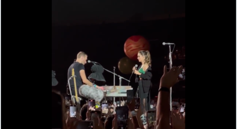 Chris Martin e Sandy cantam juntos no estádio do Morumbi