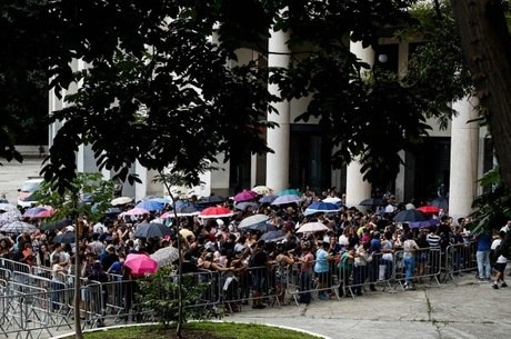 Fãs formam longas filas para comprar ingressos em SP