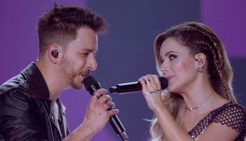 Junior parabeniza Sandy por cantar com Coldplay e brinca que foi substituído por Chris Martin no palco (Junior parabeniza Sandy por cantar com Coldplay e brinca que foi substituído por Chris Martin no palco)