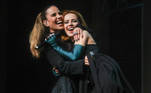Esbanjando alegria, as artistas se abraçaram e foram ovacionadas pelo público presente no Espaço Unimed, novo nome do antigo Espaço das Américas. Juntas, elas cantaram Leve, música que faz parte do projeto Nós, Voz, Eles 2, de Sandy