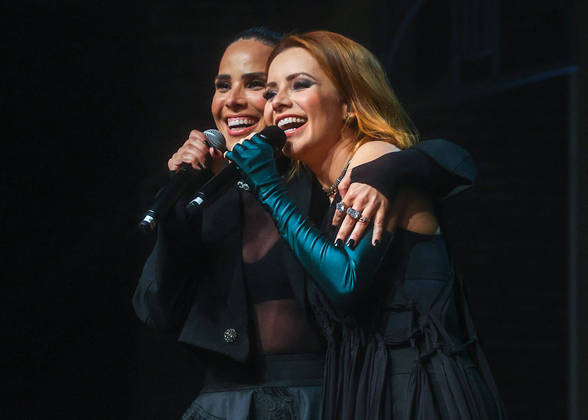 Sandy e Wanessa já deixaram totalmente para trás os boatos de rivalidade entre elas. Após gravarem a música Leve, as duas artistas cantaram juntas durante show de Sandy, nesta quinta-feira (18), em São Paulo. Veja mais fotos