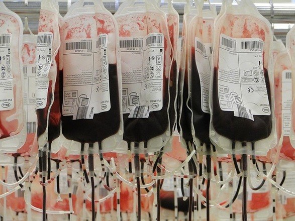 Quanto sangue uma pessoa pode doar? E quantas pessoas essa quantidade pode ajudar?Â De acordo com a hematologista, a doaÃ§Ã£o de sangue entre mulheres Ã© de 8 ml por quilo e, entre homens, de 9 ml por quilo. Dessa maneira, a doaÃ§Ã£o pode variar de 405 ml a 495 ml. Ela afirma que por conta do fracionamento dos componentes sanguÃ­neos, essa quantidade pode ajudar entre trÃªs e quatro pessoasÂ 