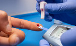 Diabéticos podem doar sangue?Não. De acordo com a Fundação Pró-Sangue, diabéticos dependentes de insulina não podem realizar a doação. Isso porque essas pessoas podem ter importantes alterações cardiovasculares e, por isso, apresentar reações que agravem seu estado de saúde durante ou logo após o procedimento.