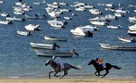 Com competições em diversas modalidades, torcedores de todos os lugares do mundo puderam acompanhar alguns dos grandes momentos do esporte. Veja aqui os registros mais impressionantes dos últimos dias:Jockeys correm ao longo de uma praia durante as corridas anuais de cavalos de praia em Sanlucar de Barrameda, perto de Cádiz, na Espanha, em 25 de agosto