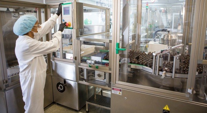 Funcionária da Safoni cuida da produção usando equipamentos de segurança