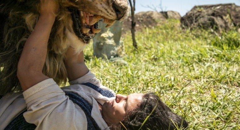 Cena de luta entre Sansão (Diego Krotopoff) e leão surpreendeu pela veracidade 