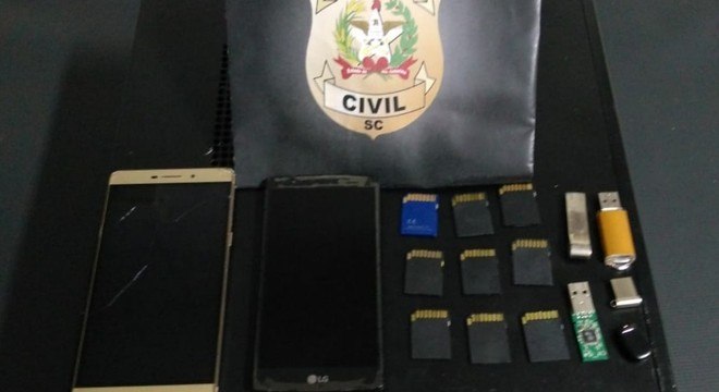 Celulares, cartões de memória e pen drives foram apreendidos pela polícia civil