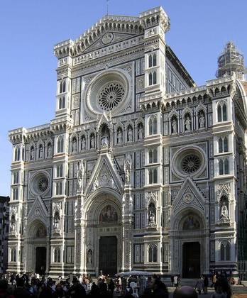 Santa Maria Del Fiore, em Florença, na Itália, começou a ser construída em 1296 e demorou 72 anos até ser inaugurada.