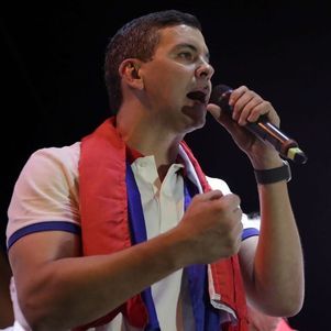 O presidente eleito do Paraguai, Santiago Peña, do Partido Colorado, comemora sua vitória nas eleições