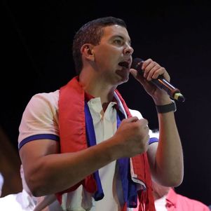 O presidente eleito do Paraguai, Santiago Peña, do Partido Colorado, comemora sua vitória nas eleições na sede da sua campanha, em Assunção, capital do país