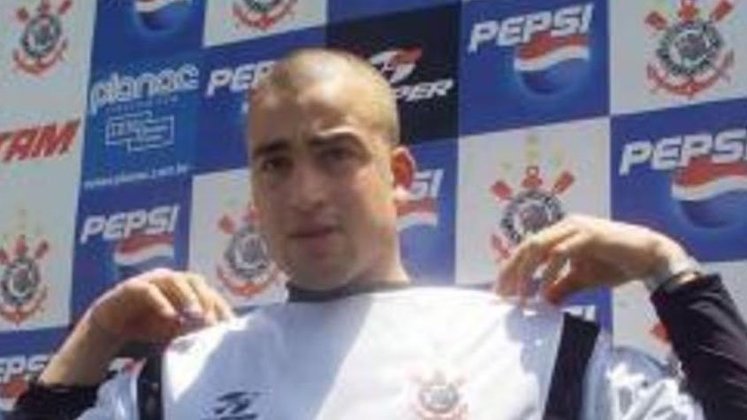 Santiago Silva, o 'El Tanque', chegou ao Corinthians em 2002 como a esperança de gols, mas atuou só duas vezes e foi embora para o River Plate, do Uruguai. 