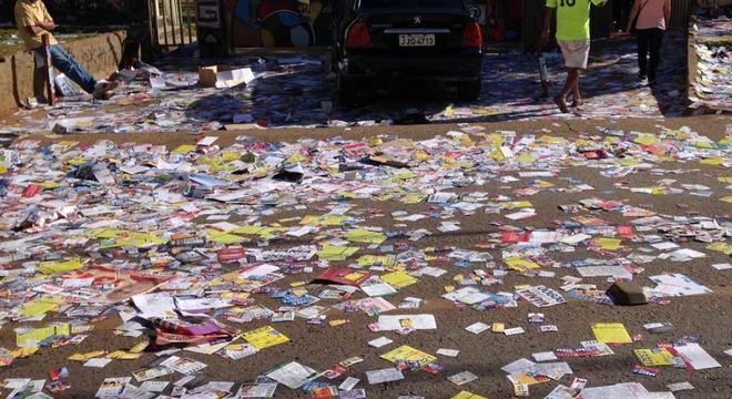 Boca de urna no dia da votação é proibida e santinhos sujam as ruas da cidade