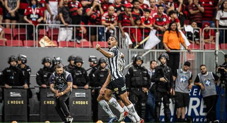 Torcida do Flamengo frustrada. Time perdeu Gerson no primeiro tempo. E afundou. Derrota para o Santos