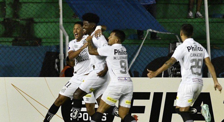 Bauermann comemora gol "salvador" ao lado dos companheiros
