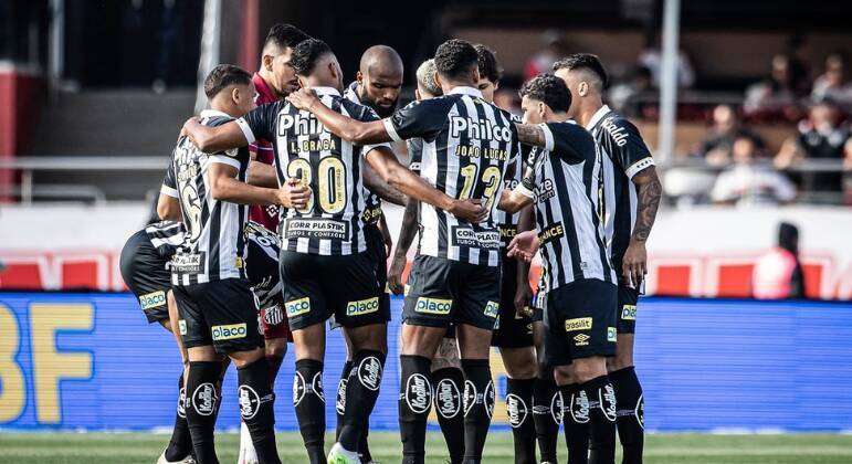 No próximo domingo (13), os times da Série A encerram o primeiro turno do Brasileirão. Santos e Vasco da Gama estão na berlinda da tabela e têm grandes possibilidades de jogar a Série B em 2024. Já o Botafogo está cada vez mais próximo da taça da competição. Confira qual a probabilidade de o seu time ser rebaixado ou ser campeão do Campeonato Brasileiro, de acordo com o levantamento da UFMG (Universidade Federal de Minas Gerais):