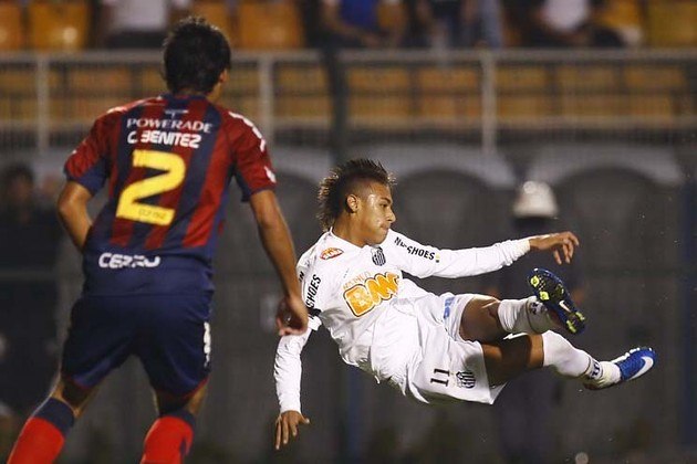 Santos 1 x 0 Cerro Porteño (PAR) – No fim do primeiro tempo, no Pacaembu, o capitão do tri, Edu Dracena, subiu mais alto que a defesa paraguaia e fez o gol da vitória no confronto de ida das semifinais. 