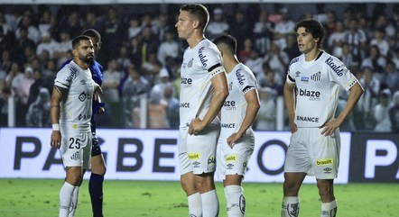 Jogadores do Santos desolados durante derrota contra o Cruzeiro
