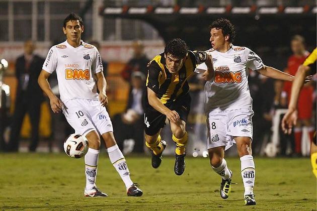 Santos 2 x 1 Peñarol (URU) – O Santos foi amplamente melhor durante os 90 minutos e garantiu a vitória com gols de Neymar e Danilo, no segundo tempo. Na reta final da partida, o zagueiro Durval, do Peixe, fez contra o gol de honra dos uruguaios, mas não teve mais jeito: o Santos sagrou-se campeão da Libertadores pela terceira vez, em 2011. 