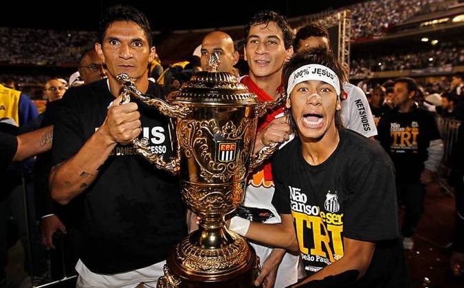 Santos — Bicampeão em 2012 contra o Guarani
