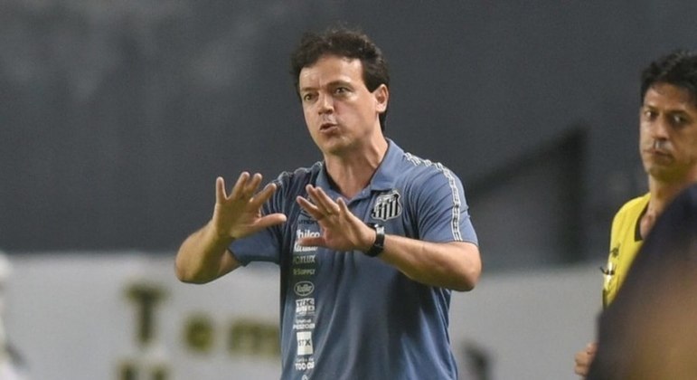 Santos (2021) - Fernando Diniz fez sua estreia no comando técnico do Peixe, no dia 11 de maio, pela Copa Libertadores, diante do Boca Juniors, na Vila Belmiro. Os resultados não vieram, a equipe foi eliminada da Copa Sul-Americana, e depois da derrota para o Cuiabá, o técnico foi demitido. Foram 31 partidas à frente do Peixe, com 11 vitórias, oito empates e 12 derrotas.