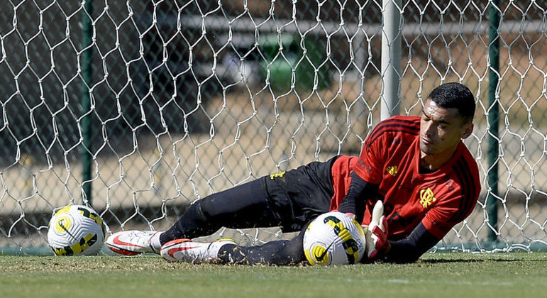 Goleiro Santos treinando com elenco do Flamengo