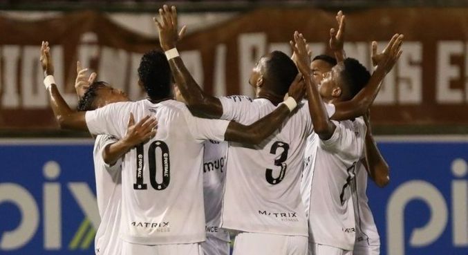 Jogadores do Santos comemoram vitória por 3 a 0 contra Chapadinha