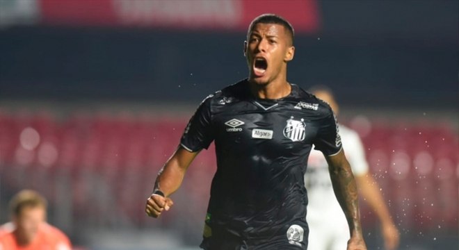 Santos - Arthur Gomes: Jovem atacante do Santos, Arthur Gomes fez o gol que abriu o placar na derrota do Peixe para o São Paulo, no Morumbi, antes da parada