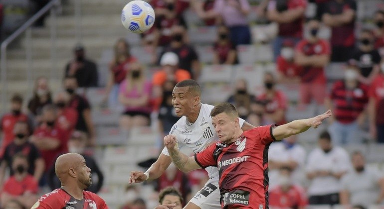 Madson marca de cabeça, Santos vence Athletico e respira no Brasileirão

