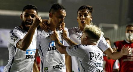 Diego Pituca (centro) comemora gol pelo Santos