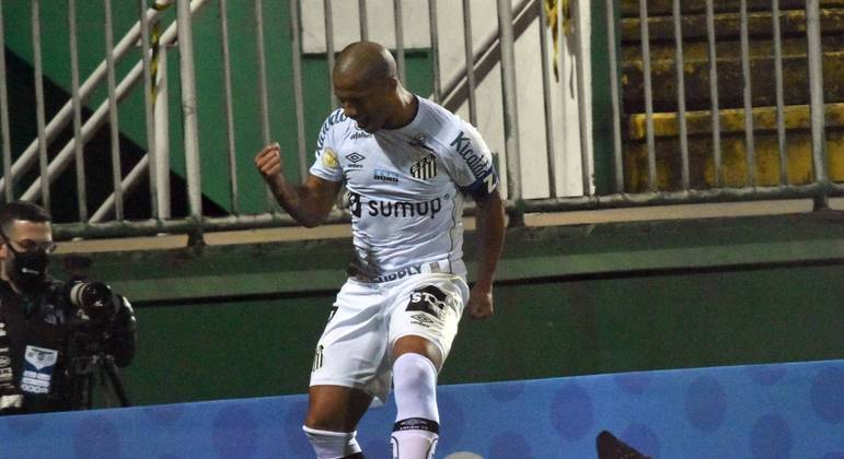 Santos vence a Chapecoense fora de casa, com gol de  Sánchez
