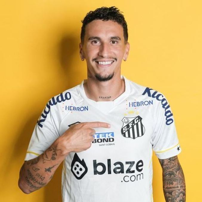 Santos com seu novo patrocinador máster