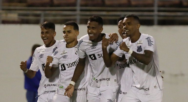 Meninos da Vila carimbaram a classificação com a vitória por 2 a 0 em Araraquara