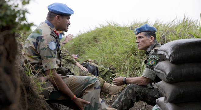 Santos Cruz em trincheira no Congo, durante ataque contra o M23; no país, sua missão era de "imposição de paz"