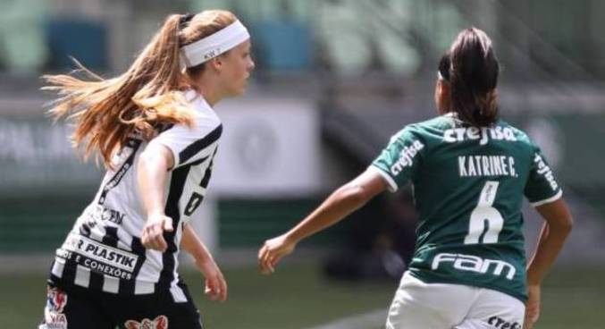 Lance de partida disputada entre Palmeiras e Santos pelo Brasileiro Feminino