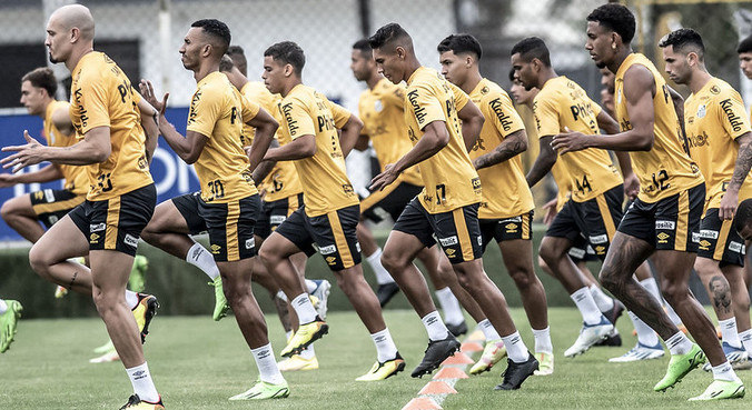 Elenco santista em mais um treinamento no CT Rei Pelé: desafio de melhorar 