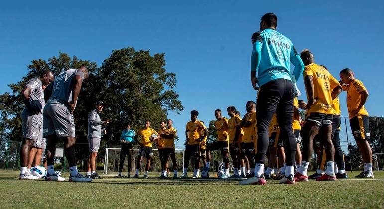 Santos em treino na Argentina: muitas variáveis para definir time titular