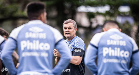 Técnico Diego Aguirre conversa com jogadores em treino do Santos