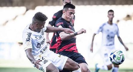 Lance entre Santos e Athletico-PR na Vila Belmiro