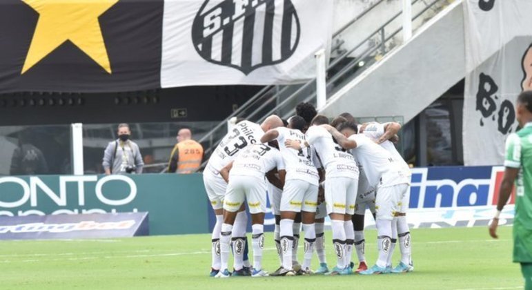 Jogadores do Santos reunidos antes da bola rolar contra o Coritiba na Vila Belmiro