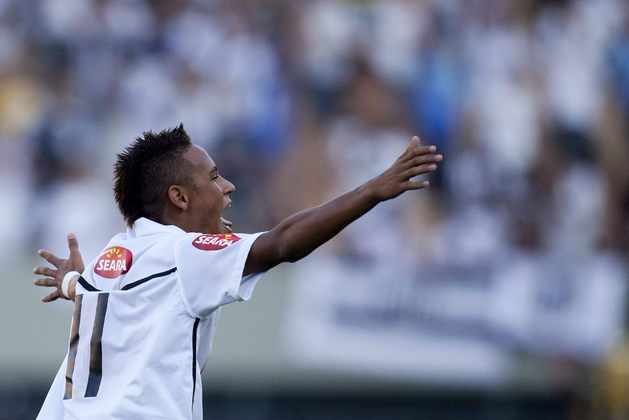 Neymar chegou ao futebol profissional em 2009, no Santos. Ele começou a ter destaque no ano seguinte, com a conquista do Paulistão e da Copa do Brasil ao lado de Robinho, André e Ganso.Em 2011, se consolidou como uma das grandes promessas do futebol brasileiro e foi o artilheiro do Peixe na temporada que rendeu outro Paulistão e uma Libertadores ao Santos