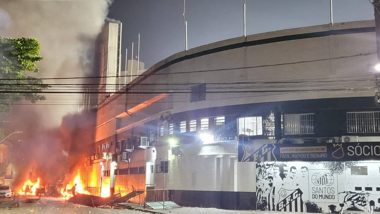 Torcedores do Santos lançam fogos em campo, e jogo contra o
