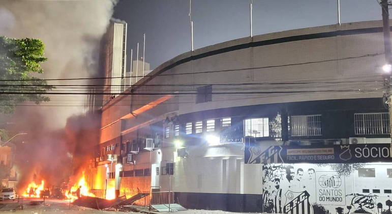Torcida do Santos ateia fogo no lado de fora da Vila Belmiro após rebaixamento - Esportes - R7 Futebol