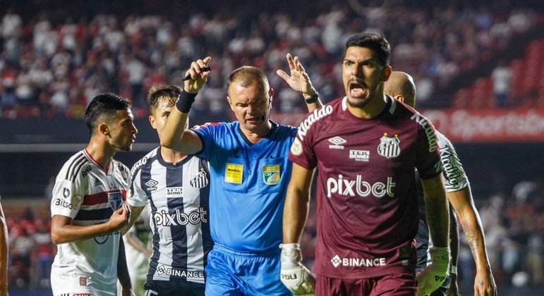Peixe reclamou da jogada que originou o pênalti a favor do São Paulo
