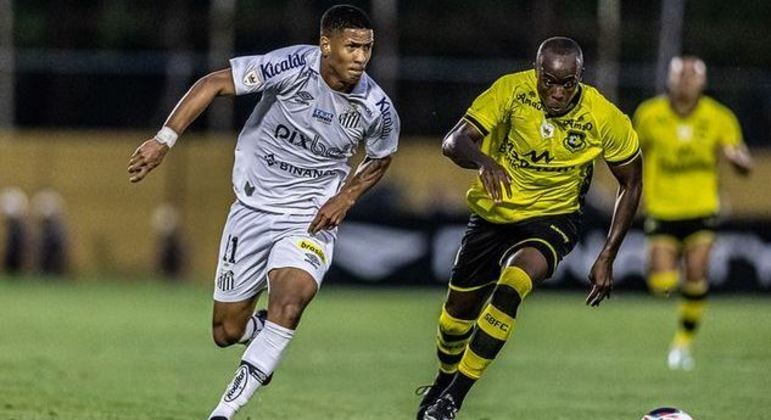 Neymar acompanha empate do Santos na Vila Belmiro