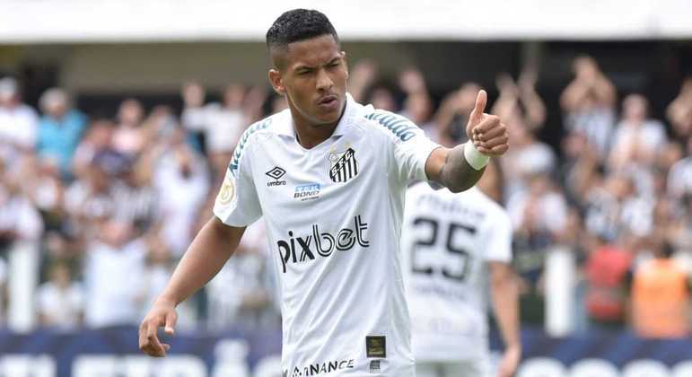 Meia-atacante Ângelo, um dos destaques do Santos na partida, celebra gol na Vila Belmiro