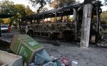 Ônibus queimado e lixo revirado são resultado da ação de torcedores santistas que não se conformam com a queda do time para a Série B