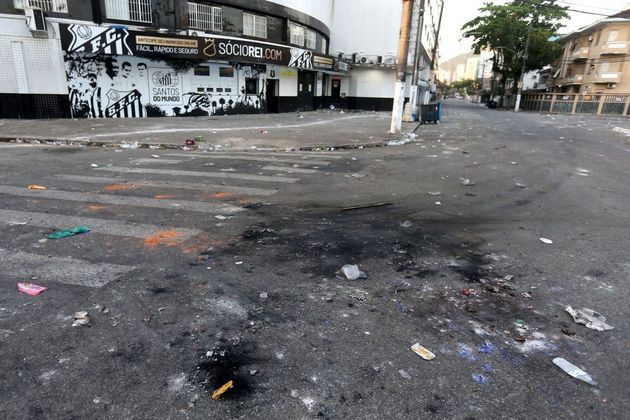 Rua próxima ao estádio santista mostra sinais de destruição e confronto na manhã desta quinta
